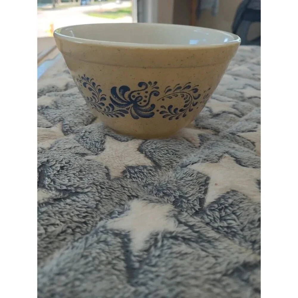 Pyrex 1 1/2 pint Mixing Bowl Homestead